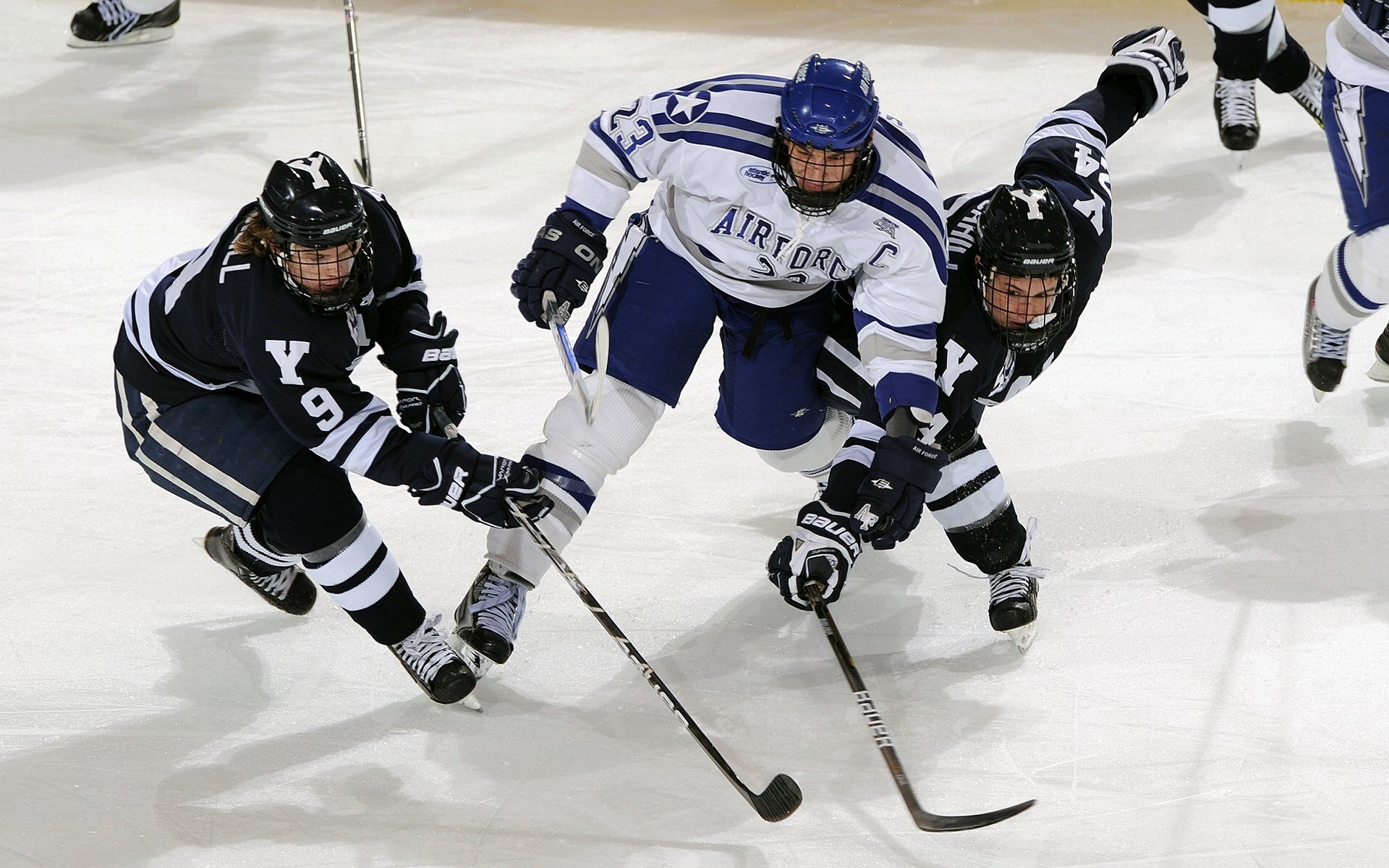 阿尔瓦雷斯爆发撕裂防线，曼联单节狂潮击溃勒沃库森